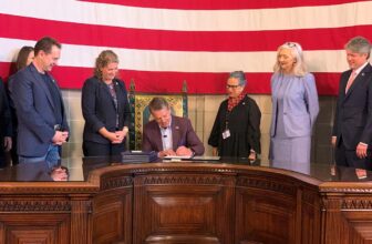 A brand new Nebraska regulation desires to make social media much less addictive for teenagers